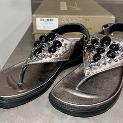 Donald Pliner NIB SZ 7.5 HILTON Leather Pewter Metallic Sandal Thong Adjustable Closure 