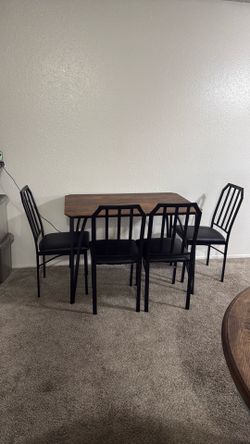 Dinner table w/4 chairs
