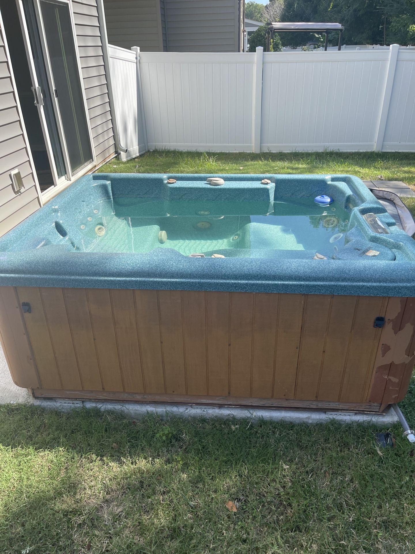 Free hot Tub  Must Be Picked Up ASAP