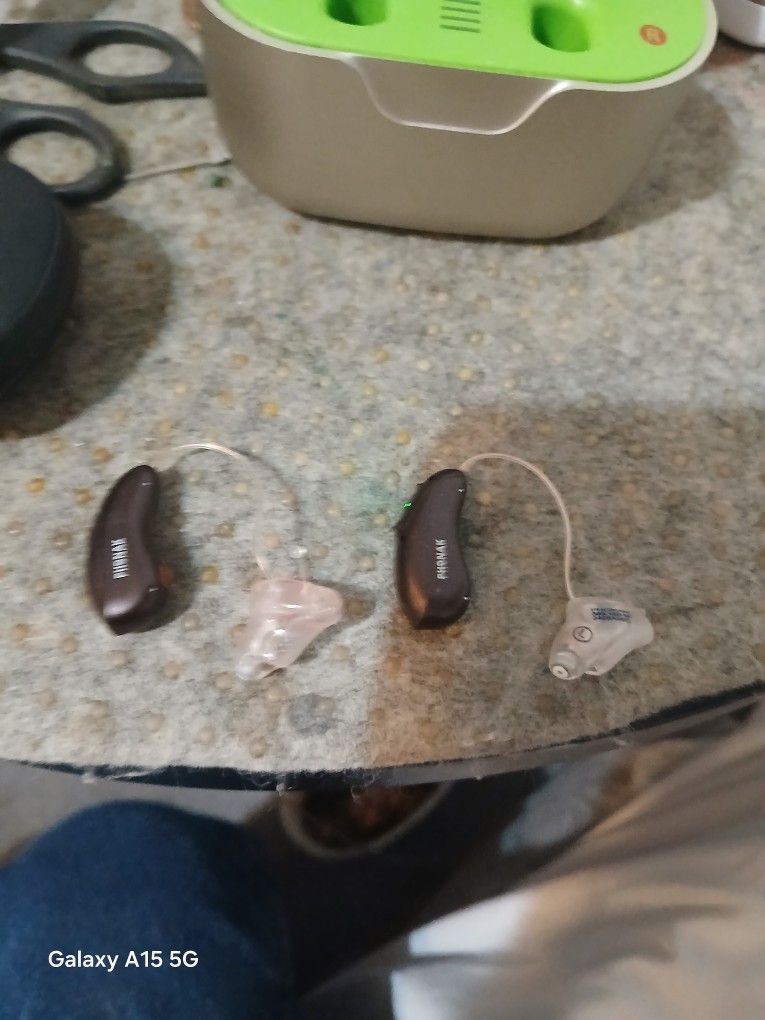 A Pear Of Hear Aids Phonak W/charger