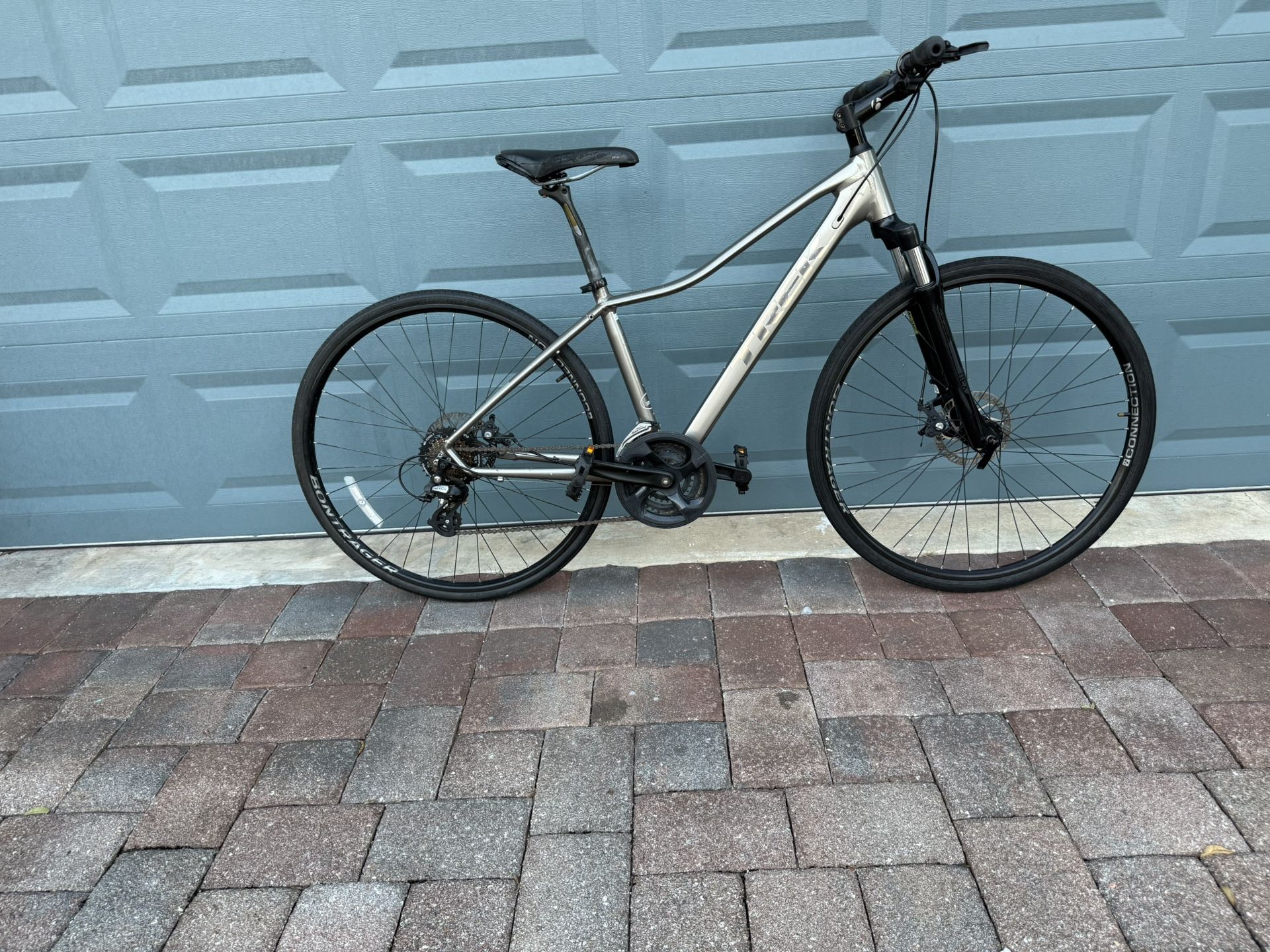 Trek dual sport, small frame 700 wheels