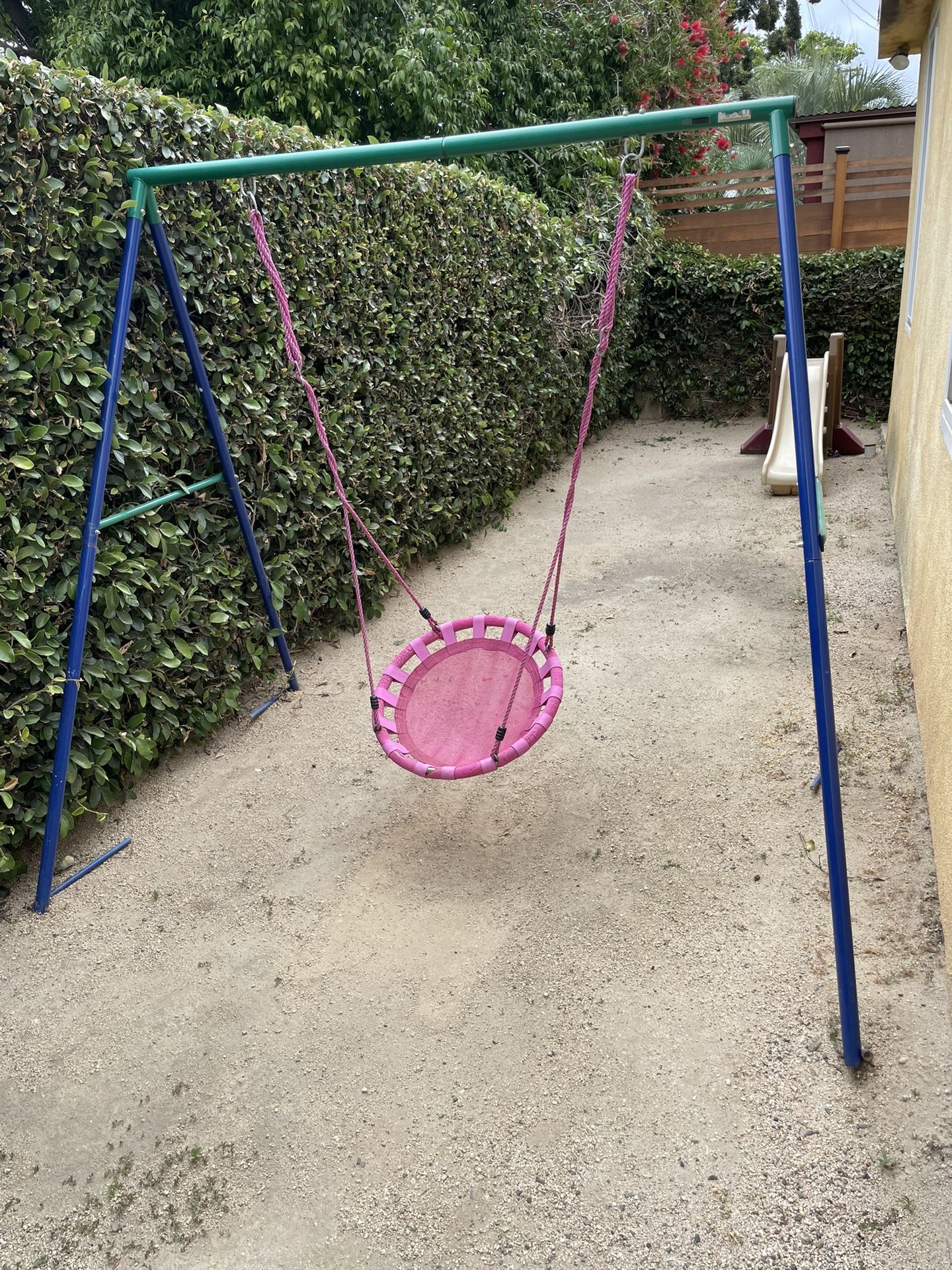 Swing Set With Round Swing