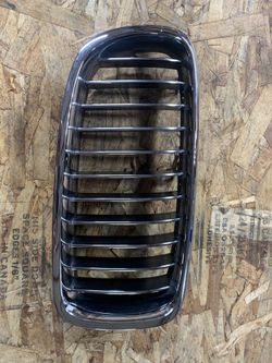 2012-2015 BMW 3-Series RH front grill OEM
