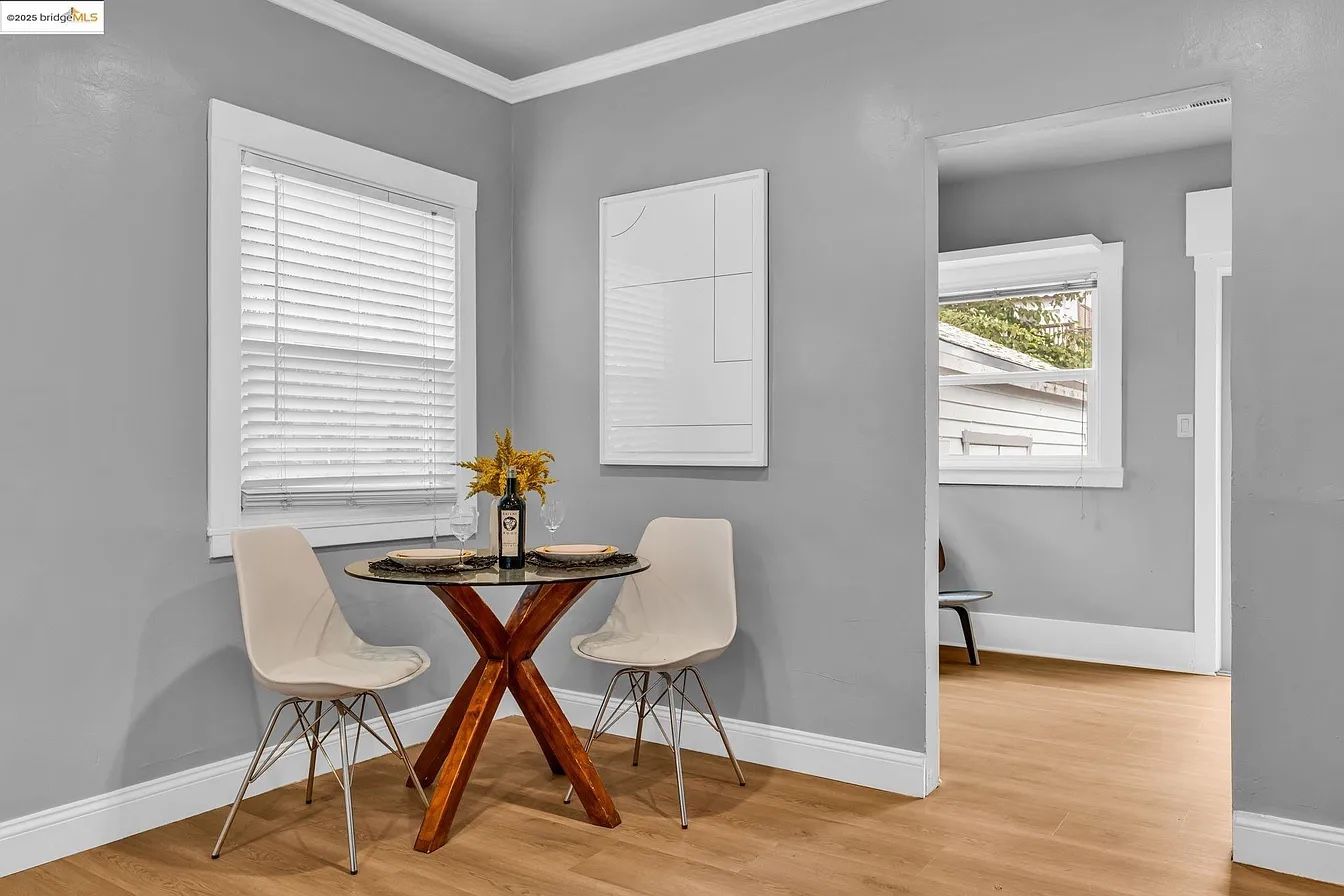 Round Glass Dining Table With 2 Chairs