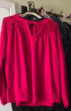 Women's long sleeve elastic with a tie at the neck area and with doily print on around the top of the blouse size XL