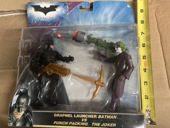 The Dark Knight - GRAPNEL LAUNCHER BATMAN VS PUNCH PACKING THE JOKER. 2008 Mattel. N0691. New in Box/Package.