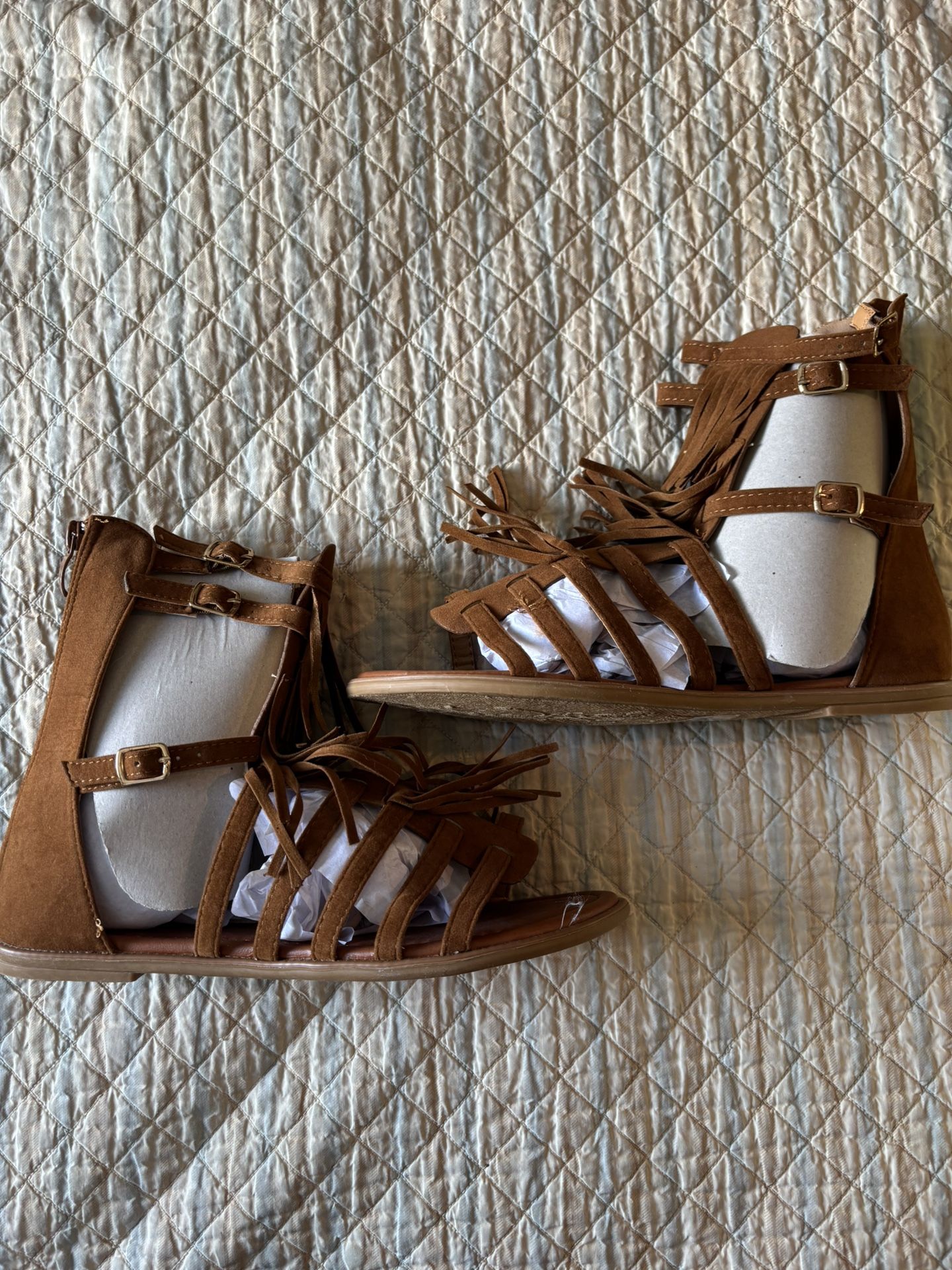 Gladiator style women’s sandals with fringe