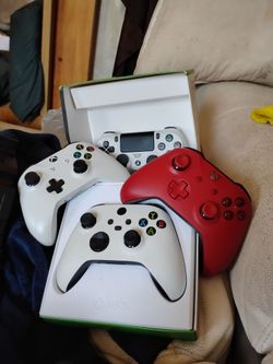 XBox and Playstion game controllers
