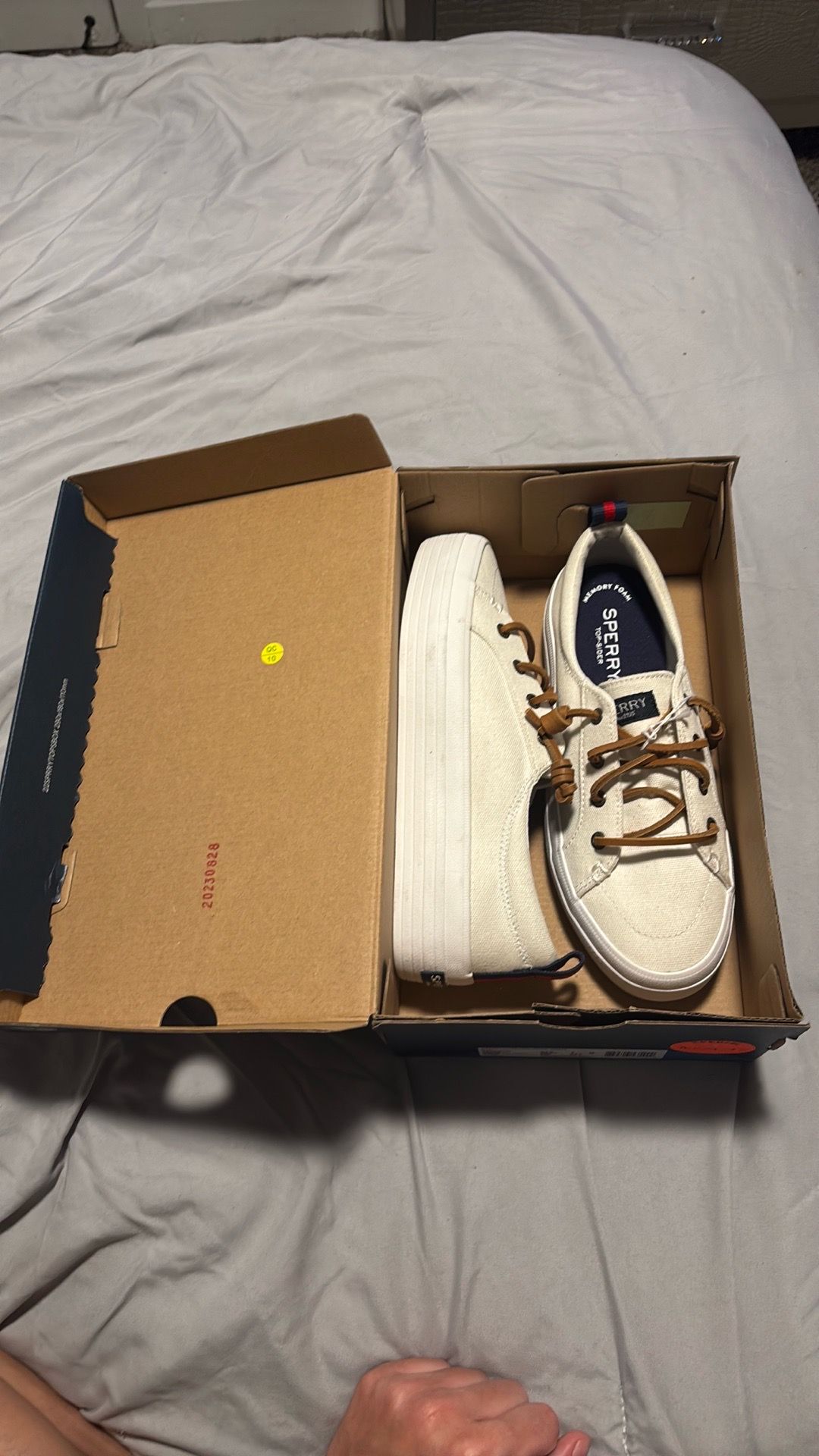 SPERRY WHITE SIZE 7 WMNS