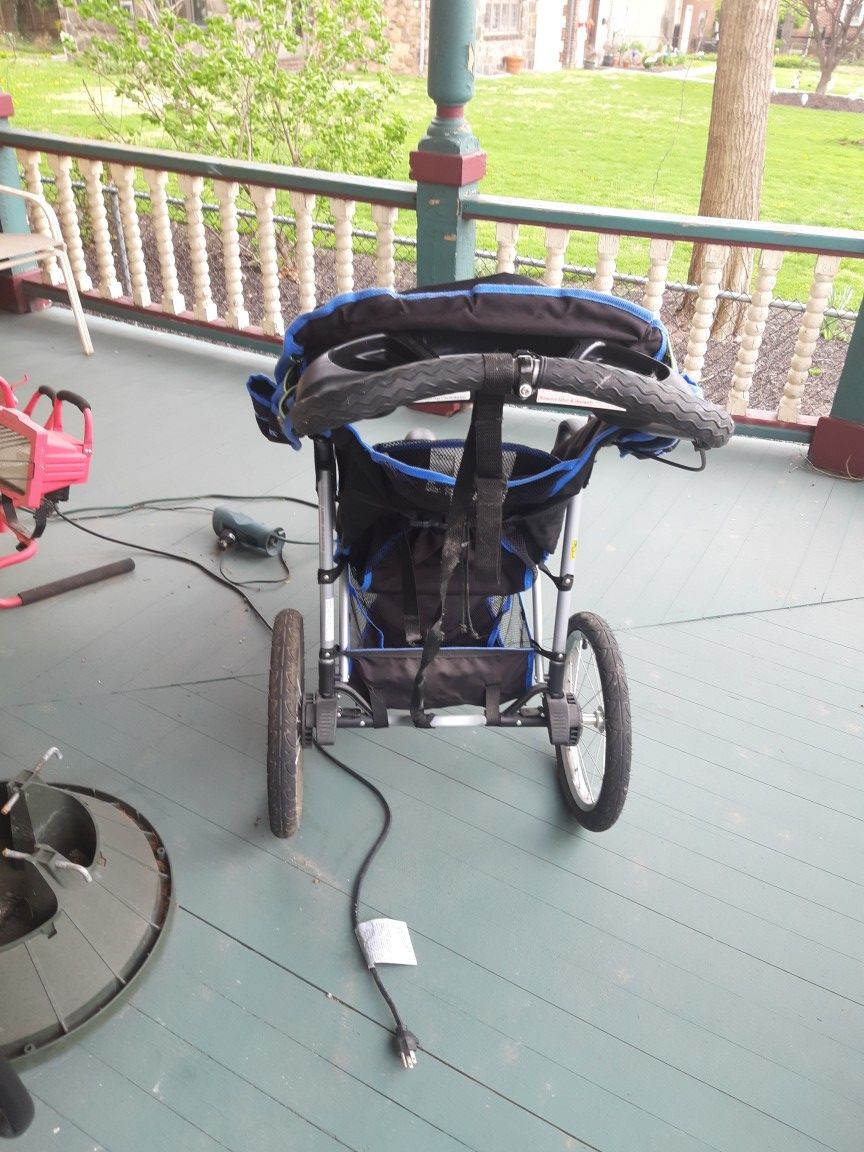 Baby tend jogging stroller