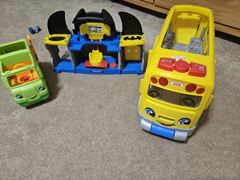 Little Tikes Bus ,batman House And Garbage Truck