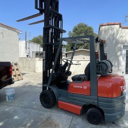 Forklift Toyota  6000 Pounds 