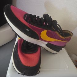 NIKE WAFFLE ONE ACTIVE FUCHSIA-UNIVERSITY GOLD SZ 7.5 [DA7995-600]like new used once. $40