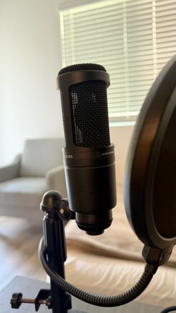 Audio Technica AT2020 Cardioid Condenser Microphone with Neewer Pop Filter & JamStands Desktop Mic Stand