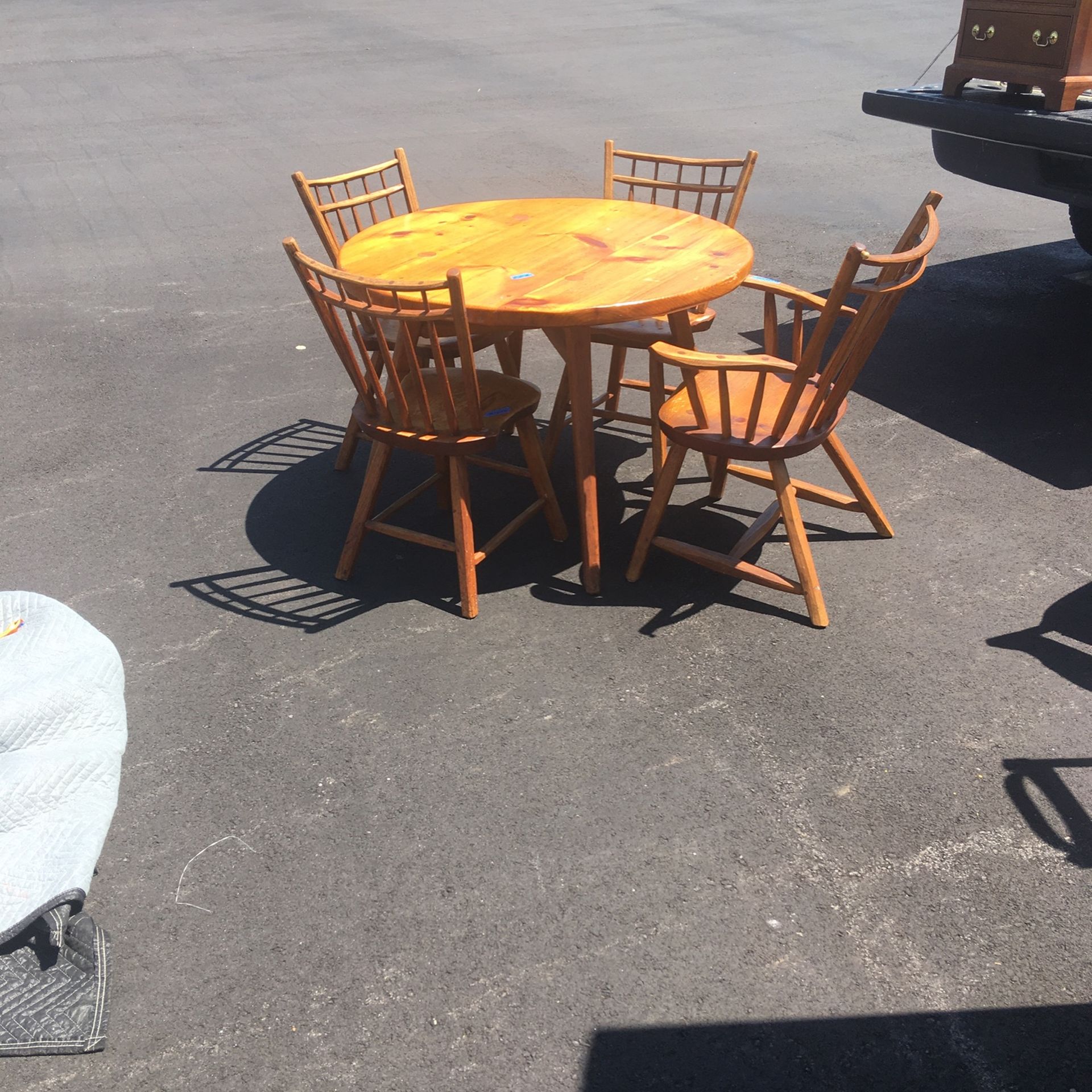Hunt Country Kitchen Table And Chairs