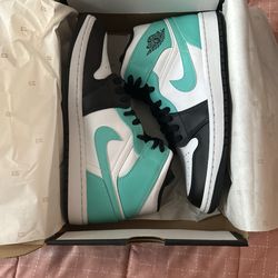 Jordan 1 Mid Tropical Twist
