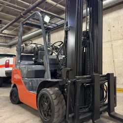 TOYOTA M8 forklift,6600 lb, 3 stage, side shift 