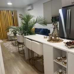 Island  with 6 Chairs 