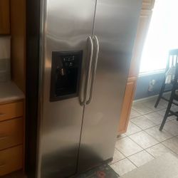 GE Refrigerator In Excellent Condition