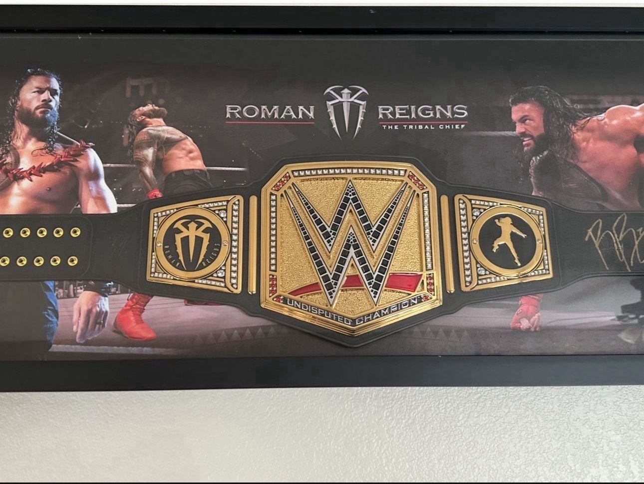 WWE UNDISPUTED UNIVERSAL CHAMPIONSHIP BELT AUTOGRAPHED BY ROMAN REIGNS CUSTOM SHADOWBOX