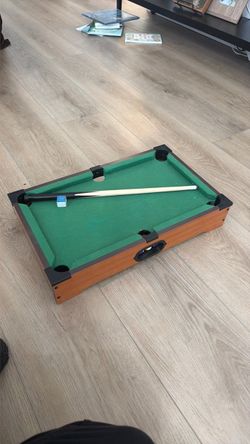 Small tabletop pool table