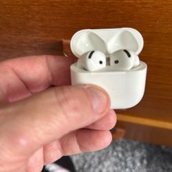 Apple AirPods. Series 4