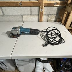 Makita 7.5-Amp Corded 4-1/2 Inch X-Lock Angle Grinder