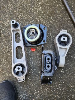 PT CRUISER ENGINE AND TRANSMISSION MOUNT SET NEW