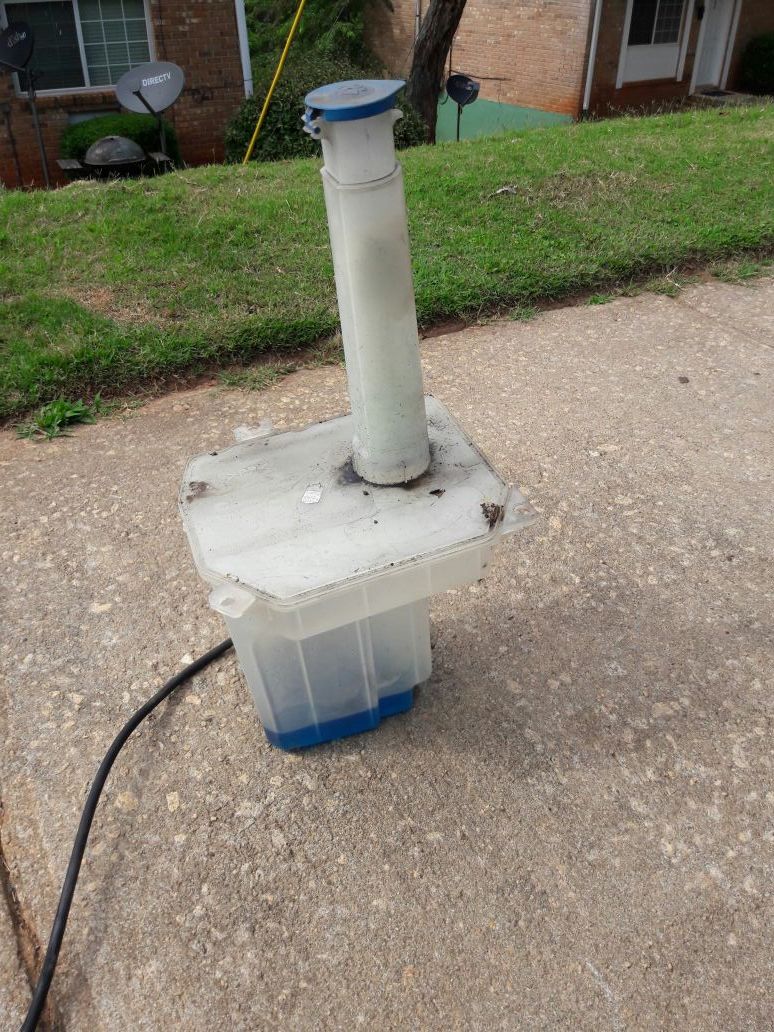 Windshield fluid reservoir for 95 - 99 xj6