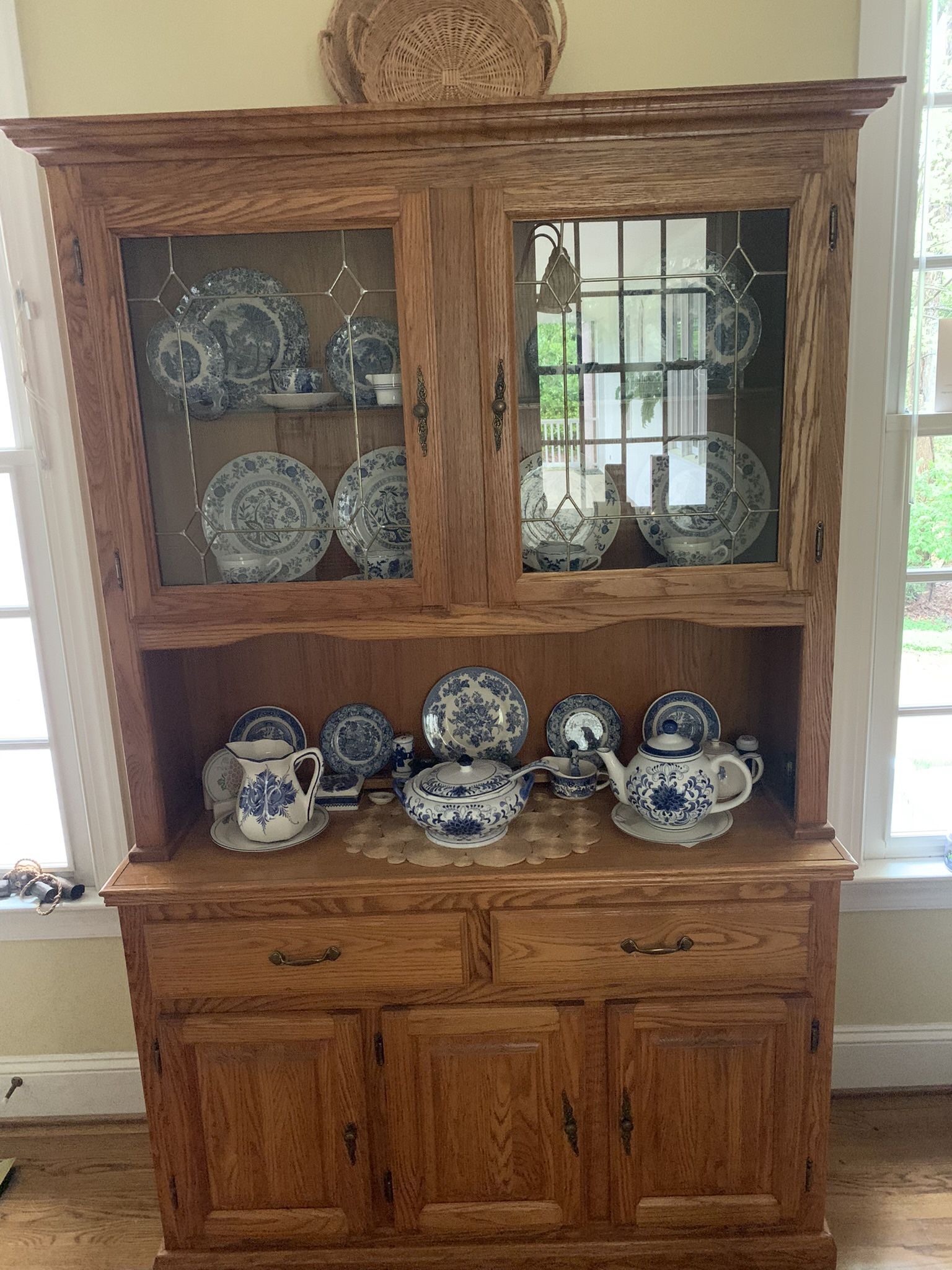 Hutch / China Cabinet