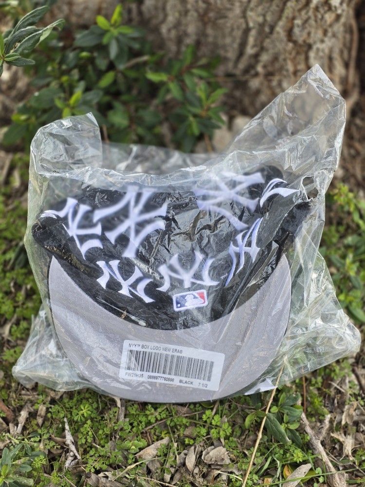 SUPREME x New Era x New York Yankees Box Logo Black