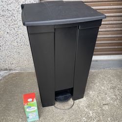 Rubbermaid 23 Gallon Trash Can