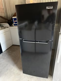 Magic Chef Refrigerator 15 cu.ft like new