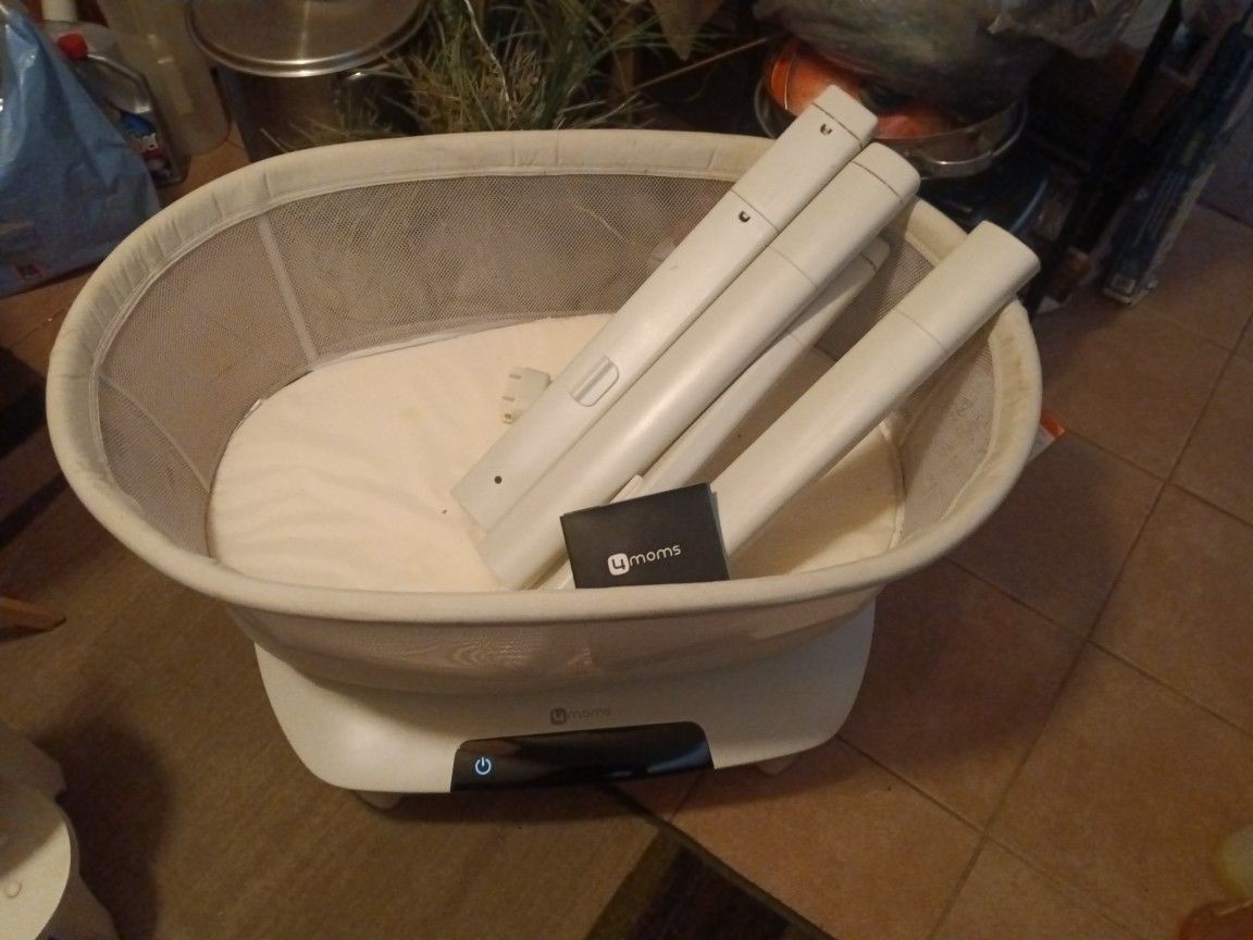 4 Moms Mamaroo Sleep Bassinet Model 1040.