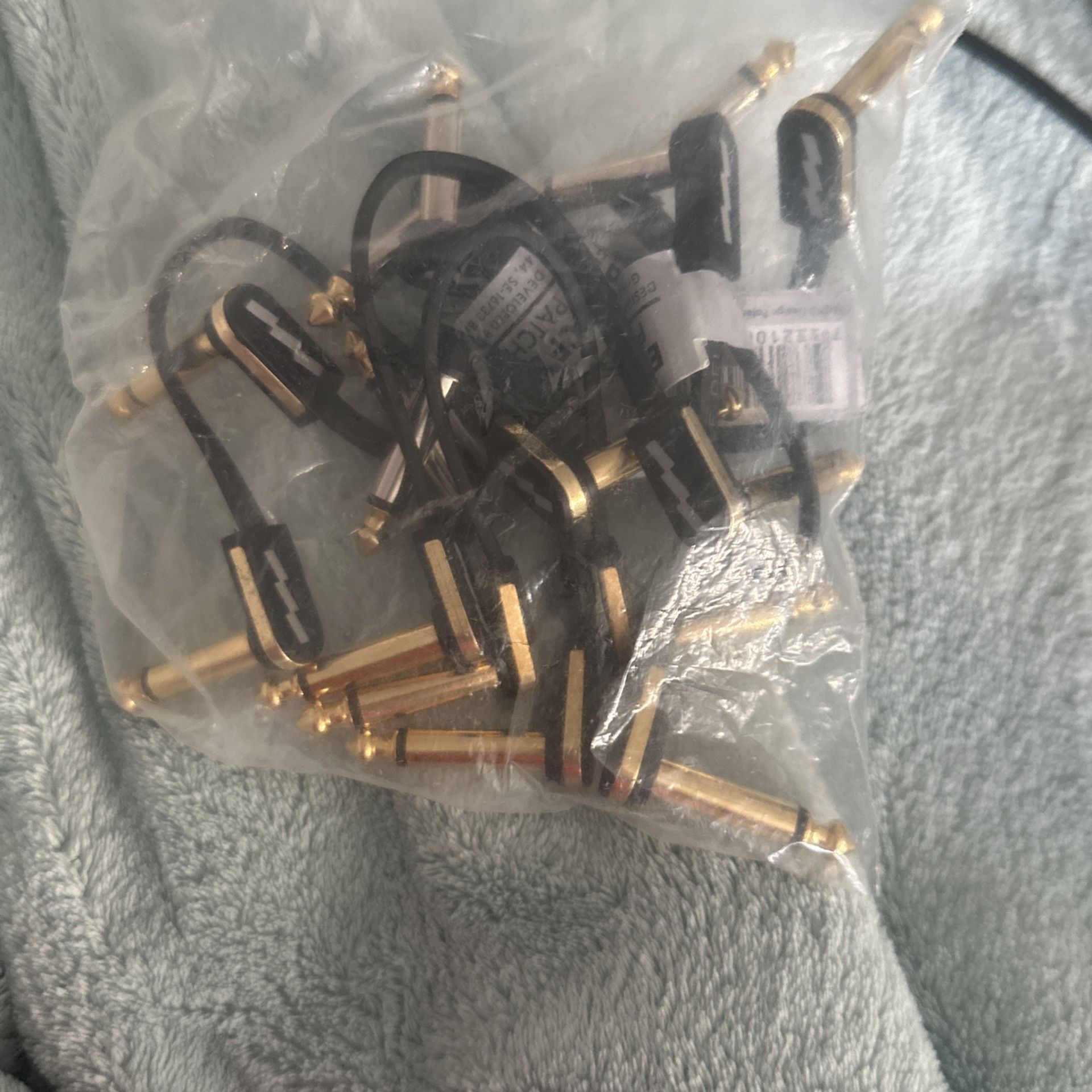 Pedal board connector cables