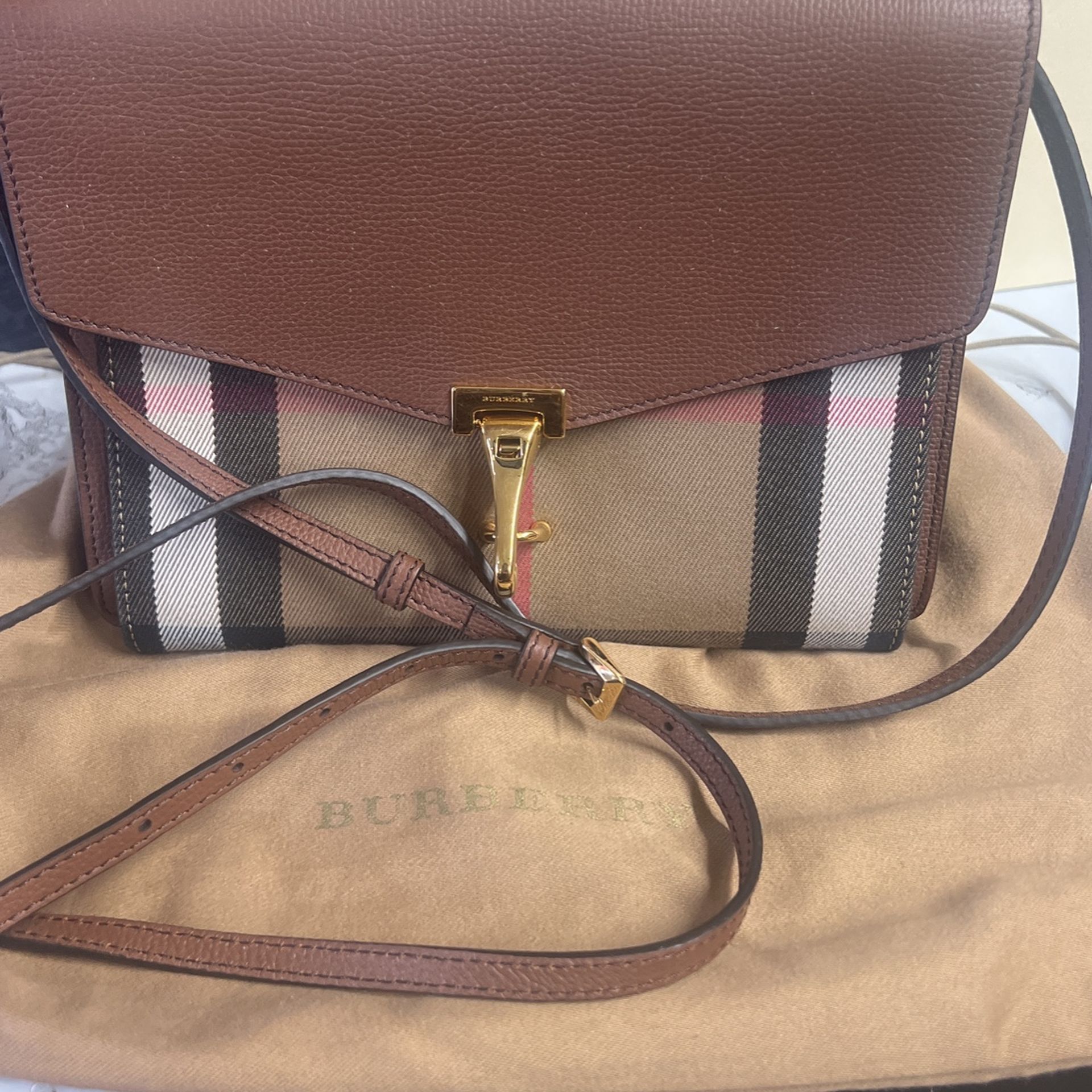 Burberry Purse. 👜 #91832-1