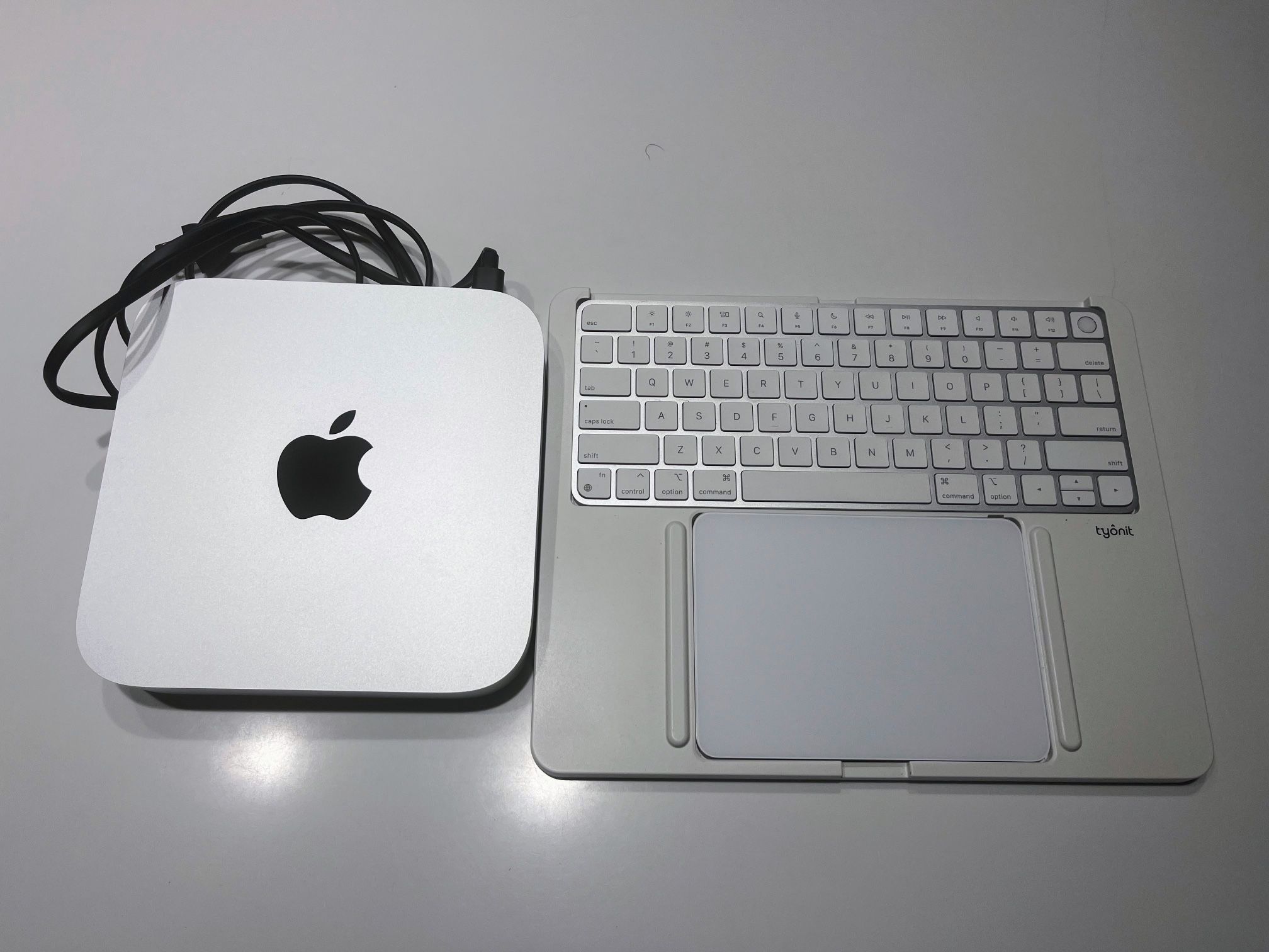Mac Mini M2 + Magic Keybord + Magic Trackpad