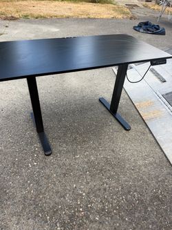 Adjustable standing desk