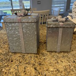 2 Metal Xmas Gift Box 