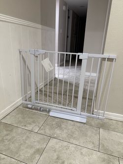 Extra Wide Baby and Pet Safety Gate - Dits Openings 30”-46”