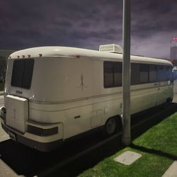 first Cash Offer Over' 2500e vcon 25 FootRV  With 6 Foot Headroom.
