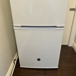 GE Mini Fridge