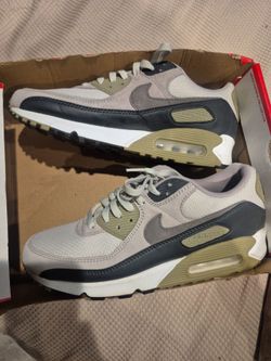 NIKE
Air Max 90 - Men size 9.5