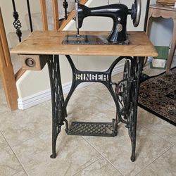 Antique SINGER  Treadle Sewing Machine