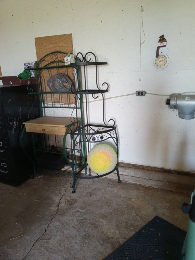 Corner Metal Plant Stand With 4 Glass Shelves