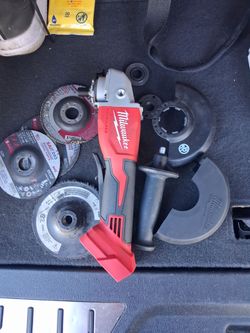 Milwaukee Brushless Angle Grinder with Discs