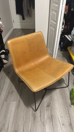 Leather lounge chair (single camel color)