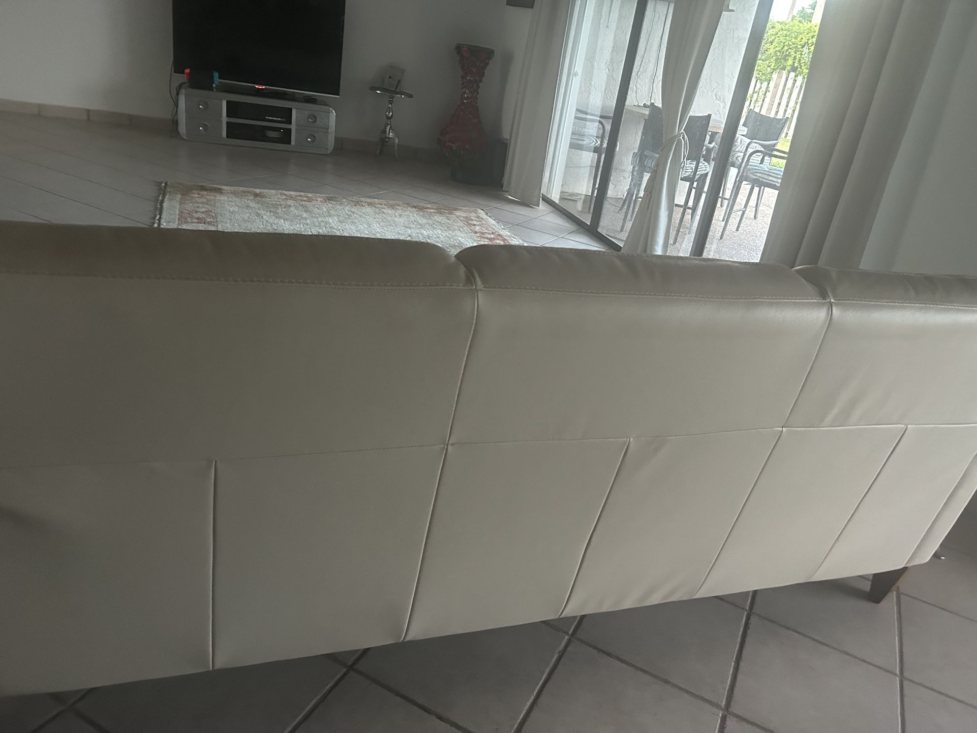 Natuzzi 100% Leather Couch In Good Condition