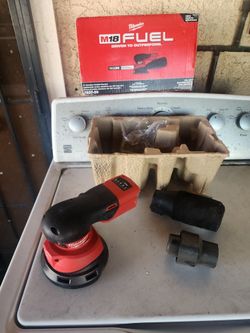 Milwaukee
M18 18V Lithium-Ion Brushless Cordless FUEL 5 in. Random Orbit Sander (Tool-Only) Solo Se Provo