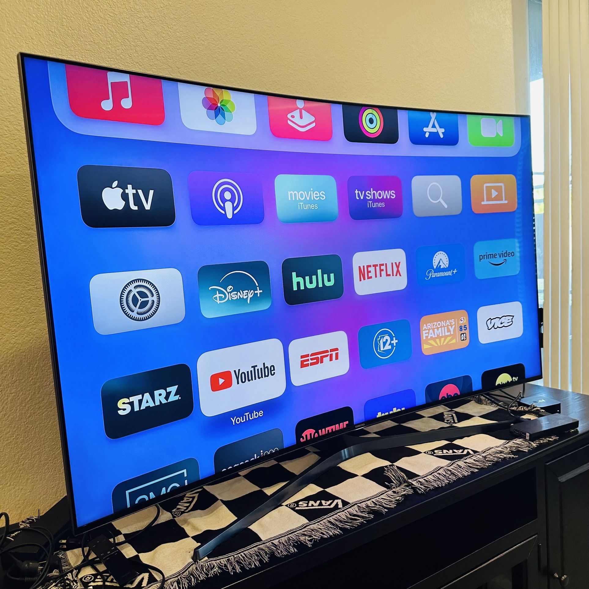 SUHD Curved 65” Samsung Smart Tv UHD HDR 4k! Ks9800 Quantum Dot!